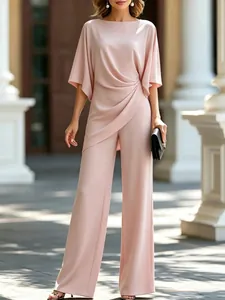 Elegante completo due pezzi con camicetta drappeggiata rosa e pantaloni larghi