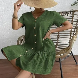 Détail d'une robe pour femme en coton et lin à manches courtes avec ourlet à volants