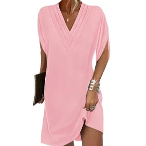 Robe rose élégante à col en V avec détails plissés et manches chauve-souris pour femme.