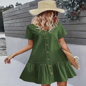 Vue complète d'une robe verte en coton et lin avec un volant sur le bas