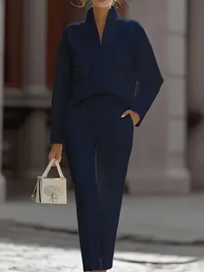 Elegante completo due pezzi blu scuro da donna con camicetta con tasche e pantaloni