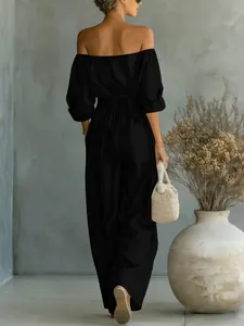Vue arrière détaillée d'un ensemble élégant noir haut dénudé et pantalon large