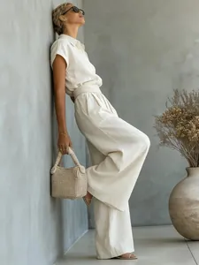Elegantes cremeweißes Leinenhemd und weite Hosen Set für sommerliche Mode-Erscheinung