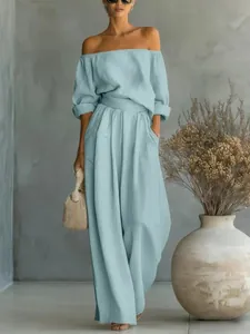 Ensemble deux pièces bleu clair élégant avec haut à épaules dénudées et pantalon large
