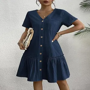 Robe décontractée en coton et lin bleu marine avec manches courtes et ourlet volanté.