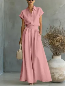 Eleganter rosa Leinen-Zweiteiler für den Sommer mit Kurzarmhemd und weiten Faltenhosen