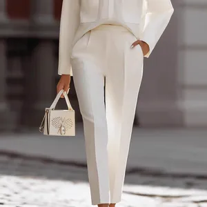 Elegante completo bianco da donna a due pezzi con tasche e pantaloni sartoriali