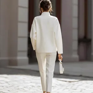 Elegante completo bianco da donna a due pezzi per il tempo libero, vista posteriore