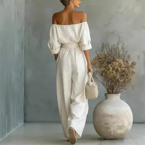 Élégant ensemble blanc deux pièces à épaules dénudées avec pantalon large vue de dos