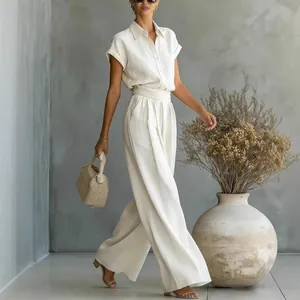 Elegantes weißes Leinenhemd und Set mit weitem Bein für Damen im Sommerurlaub