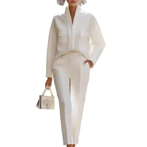 Elegante completo bianco due pezzi da donna con top a tasche e pantaloni affusolati
