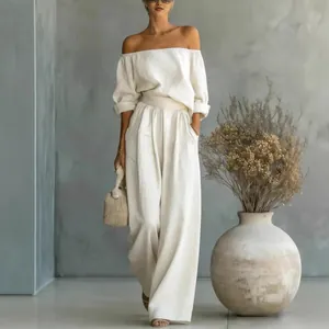Ensemble deux pièces chic pour femme avec haut à épaules dénudées et pantalon large