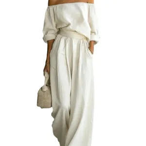 Ensemble deux pièces élégant pour femme avec haut dénudé et pantalon large blanc cassé