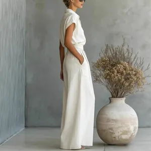 Elegantes minimalistisches Set aus weißem Kurzarm-Leinenhemd und Hose mit weitem Bein