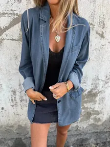 Imagen detallada de un elegante blazer vaquero informal holgado de otoño con cuello de solapa