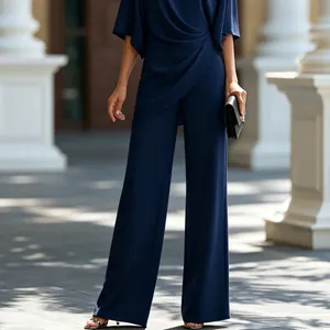 Elegante completo due pezzi blu scuro con top drappeggiato e pantaloni larghi di tendenza