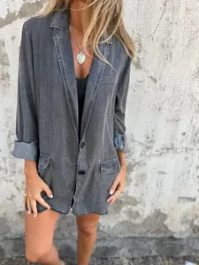 Primer plano de este blazer denim gris informal con un cuello de solapa clásico.