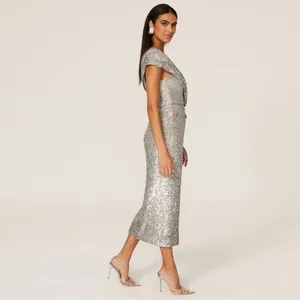 Vue complète d'une élégante robe midi à paillettes argentées pour gala et soirées