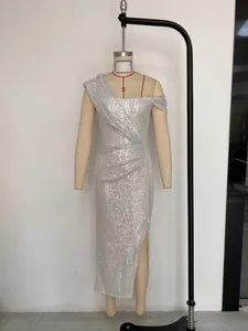Robe de soirée élégante à paillettes argentées avec une épaule et fente latérale