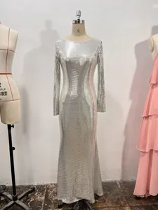 Detalle de un vestido de noche largo con lentejuelas cuadradas plateadas en un maniquí