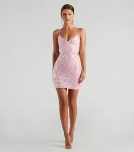 Detalle de vestido de fiesta de lentejuelas rosas con motivos irisados y cortes laterales