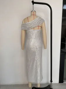 Vue arrière détaillée d'une robe de soirée à paillettes argentées avec épaule asymétrique.