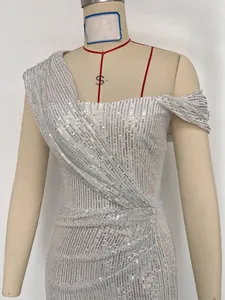 Détail de la robe de soirée à paillettes argentées sur un mannequin de couture