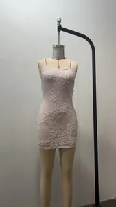 Vue détaillée d'une robe moulante rose à fines bretelles avec broderies de feuilles pailletées