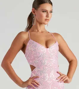 Detalle del bordado de lentejuelas en este vestido rosa de fiesta con aberturas
