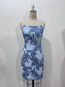 Vue détaillée d'une robe de soirée bleu clair aux motifs de feuilles en paillettes bleues