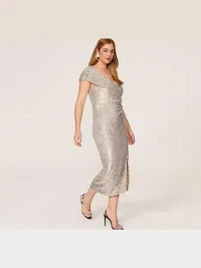 Élégante robe midi à paillettes argentées avec bustier drapé et fente sur le côté