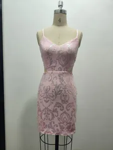 Detalle de vestido de fiesta rosa con lentejuelas y aberturas laterales en maniquí