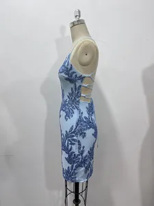 Vue latérale détaillée d'une robe de cocktail bleu clair à paillettes avec laçage au dos.