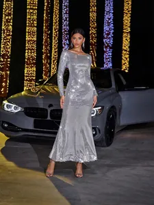 Elegante vestido de noche de lentejuelas plateadas con manga larga y largo al suelo