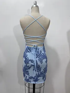 Vue arrière détaillée d'une robe de cocktail à paillettes bleu clair avec bretelles