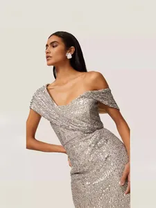 Élégante robe de soirée à paillettes argentées avec épaules dénudées pour les fêtes