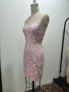 Vestido de fiesta con lentejuelas rosa con aberturas laterales y escote en V