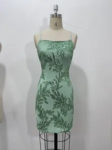 Robe mini vert sauge élégante avec broderie de paillettes aux motifs de feuilles.