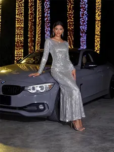 Elegante vestido de noche largo con lentejuelas plateadas y mangas para gran gala