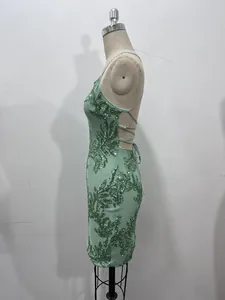 Vue de côté d'une robe à paillettes vert menthe dotée d'un design dos nu très sexy