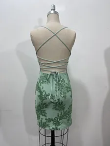 Vue arrière d'une mini-robe à paillettes vert sauge avec bretelles croisées élégantes