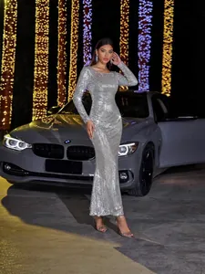 Elegante vestido de noche largo con lentejuelas plateadas para fiestas y banquetes