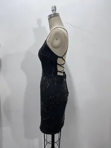 Vue latérale d'une élégante robe dos nu à paillettes noires avec laçage raffiné
