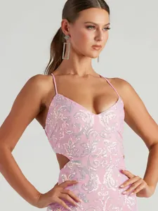 Elegante vestido de fiesta de lentejuelas rosas con tirantes finos y cintura abierta