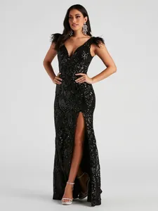 Elegante vestido de fiesta negro con lentejuelas, escote en V, plumas y abertura alta