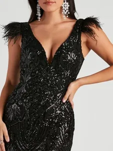Elegante vestido de noche negro con lentejuelas, hombros de plumas y escote en V profundo