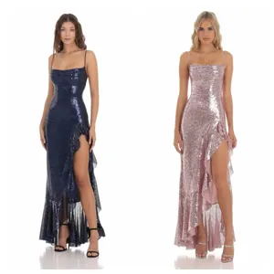 Zwei glitzernde Abendkleider in Marineblau und Rosa mit hohem Schlitz und Pailletten.