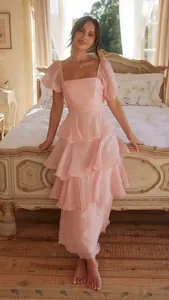 Elegante vestido largo rosa con mangas abullonadas y volantes con escote cuadrado