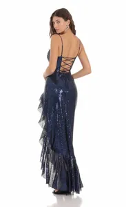 Rückenansicht von dunkelblauem Pailletten-Ballkleid mit Rückenschnürung und Schlitz