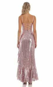 Rückansicht eines eleganten rosa Pailletten-Abendkleids mit Schnürung und Volants
